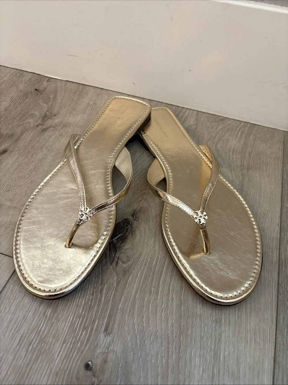 NWOB  $178 Tory Burch Classic Flip Flop Sparkle Gold Sz 10 Logo